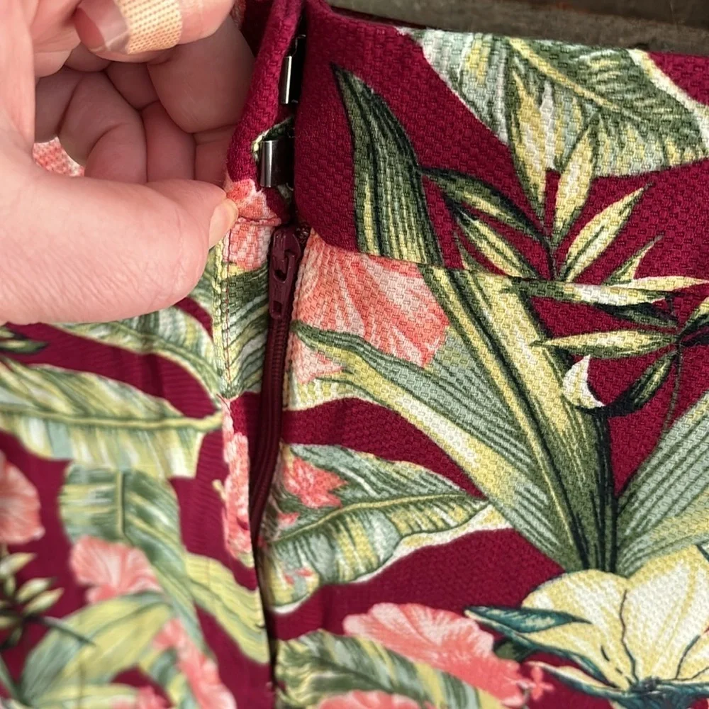 Women’s Ann Taylor, The Sailor Short, Red Tropical, Size 8‎